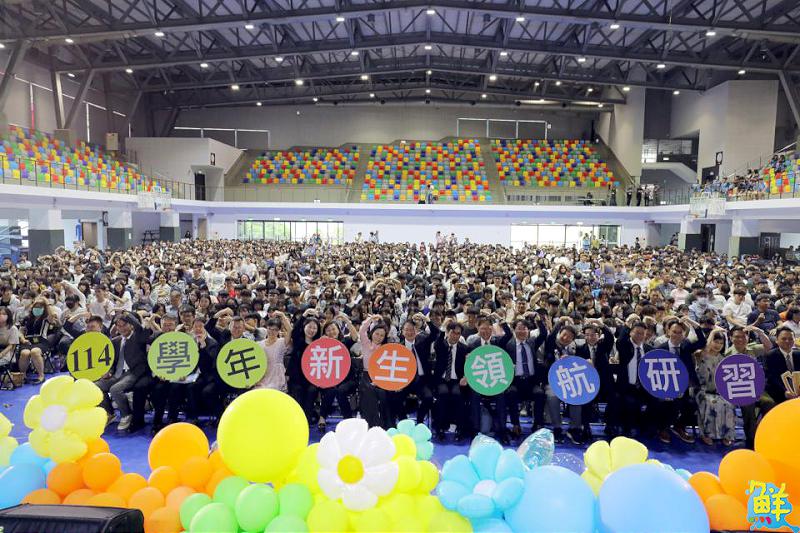 嘉藥新生研習喜迎2200位新鮮人 高齡夫妻檔攜手一圓碩士夢