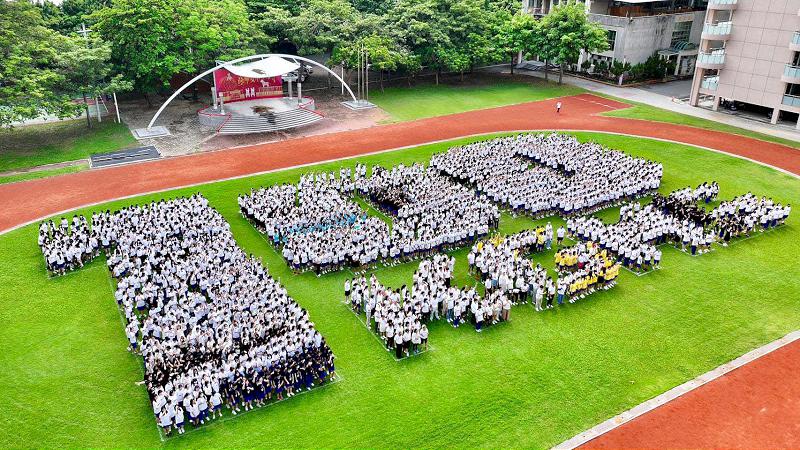 雄女教職員生校友家長快閃操場 排「KGHS100」字樣造勢加溫百年校慶