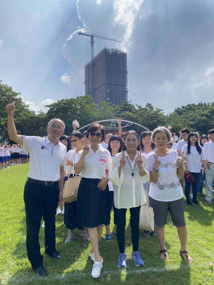 雄女教職員生校友家長快閃操場 排「KGHS100」字樣造勢加溫百年校慶