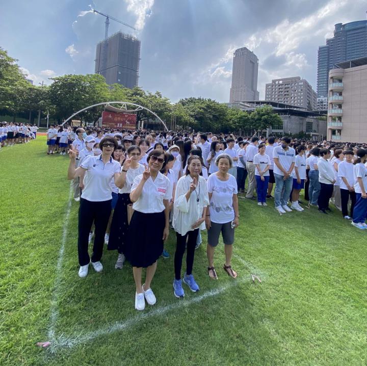 雄女教職員生校友家長快閃操場 排「KGHS100」字樣造勢加溫百年校慶