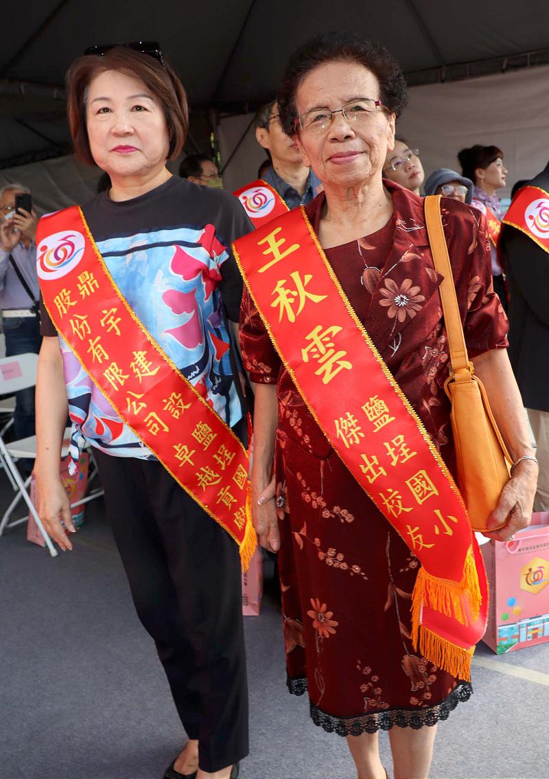 高市鹽埕國小百年校慶頒贈傑出校友等3獎項 人文廁所通學步道無礙電梯啟用