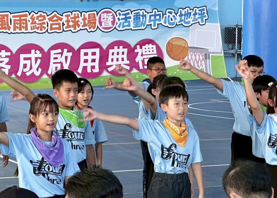 林園國小太陽能光電風雨綜合球場啟用 活動中心地坪同步完成整建