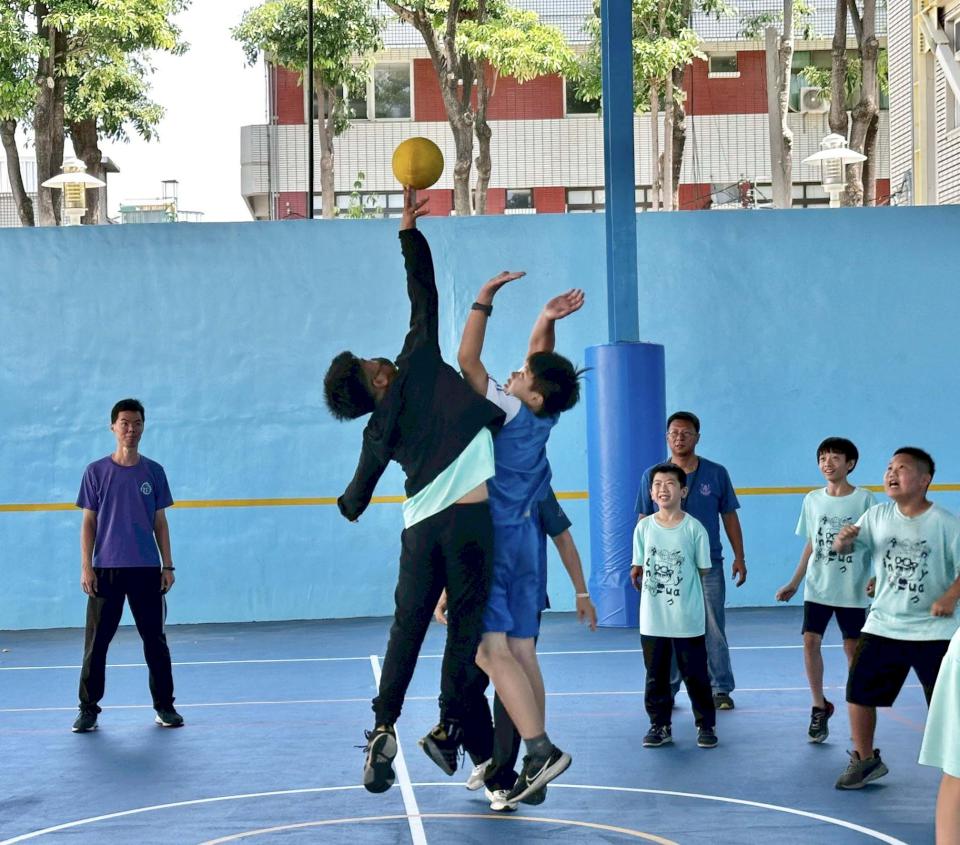 林園國小太陽能光電風雨綜合球場啟用 活動中心地坪同步完成整建