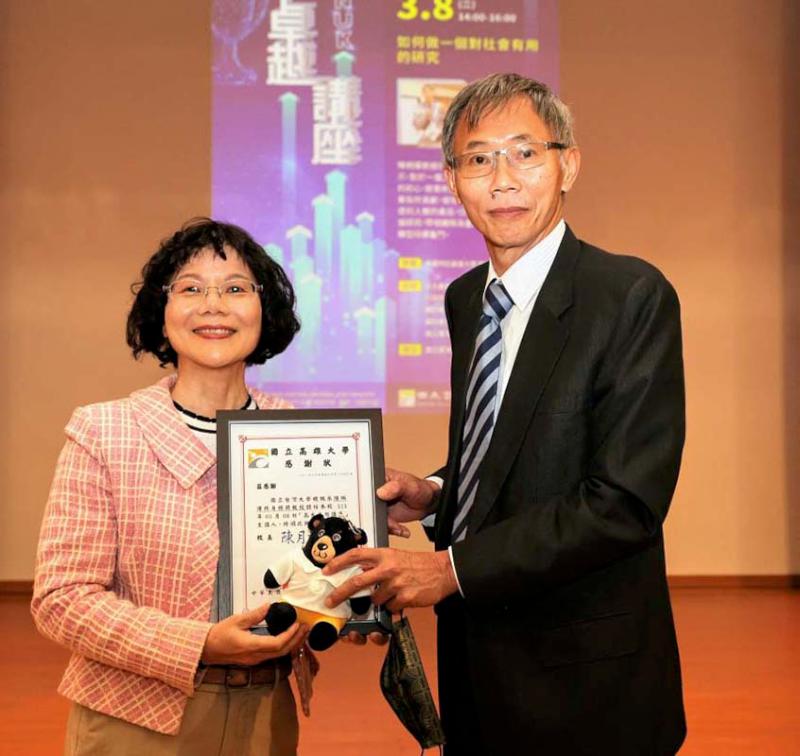 台大機械系終身特聘教授陳炳煇現身高雄大學卓越講座 舉例暢談多年研究心得