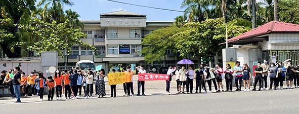 2022國際自由車環台賽途經高市六龜高中 師生熱情相迎各國選手