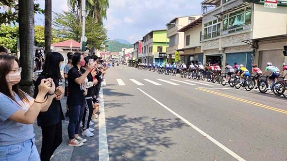 2022國際自由車環台賽途經高市六龜高中 師生熱情相迎各國選手