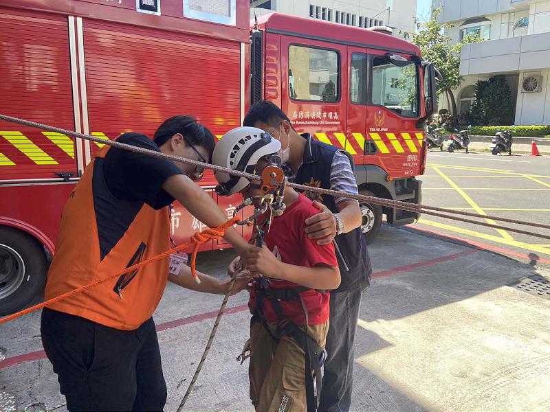 高市警局少年隊攜手少輔會推警消職涯探索日 邀青少年操作器材模擬救援宣導自保
