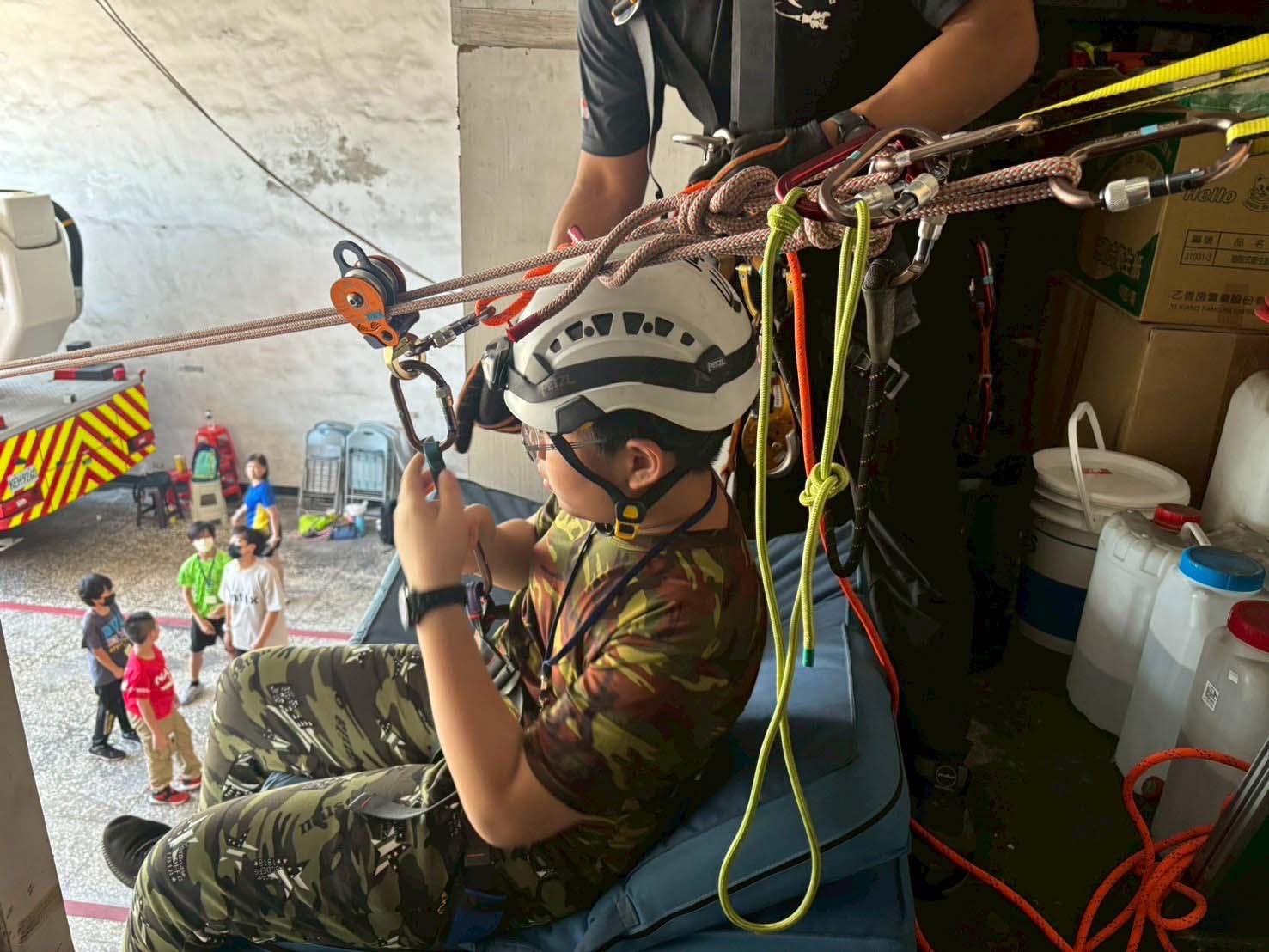 高市警局少年隊攜手少輔會推警消職涯探索日 邀青少年操作器材模擬救援宣導自保