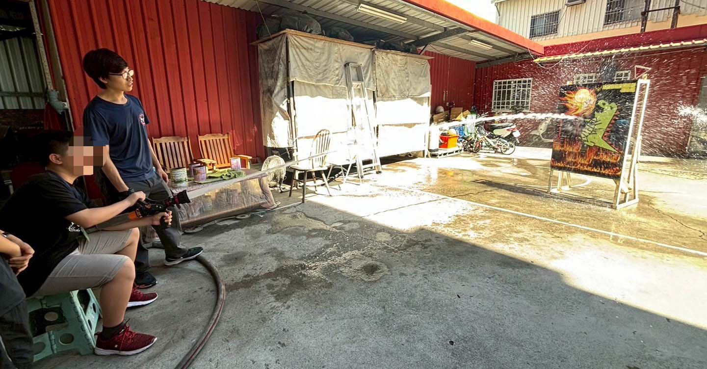 高市警局少年隊攜手少輔會推警消職涯探索日 邀青少年操作器材模擬救援宣導自保