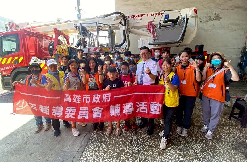 高市警局少年隊攜手少輔會推警消職涯探索日 邀青少年操作器材模擬救援宣導自保