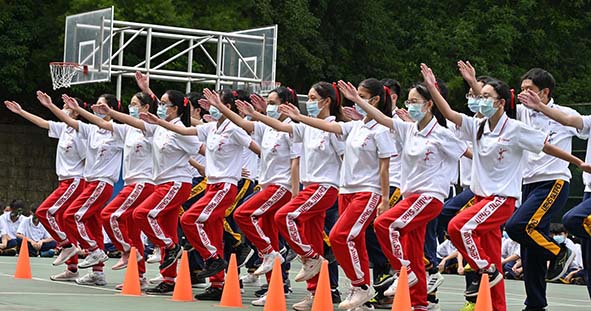 中山工商新生行儀比賽 設攤招募新血國軍盛讚學生有模有樣