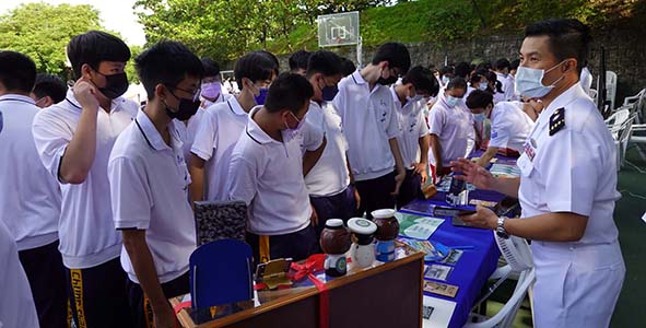 中山工商新生行儀比賽 設攤招募新血國軍盛讚學生有模有樣