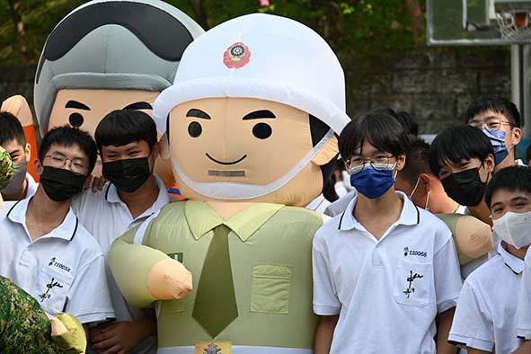 中山工商新生行儀比賽 設攤招募新血國軍盛讚學生有模有樣