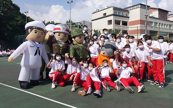 中山工商新生行儀比賽 設攤招募新血國軍盛讚學生有模有樣