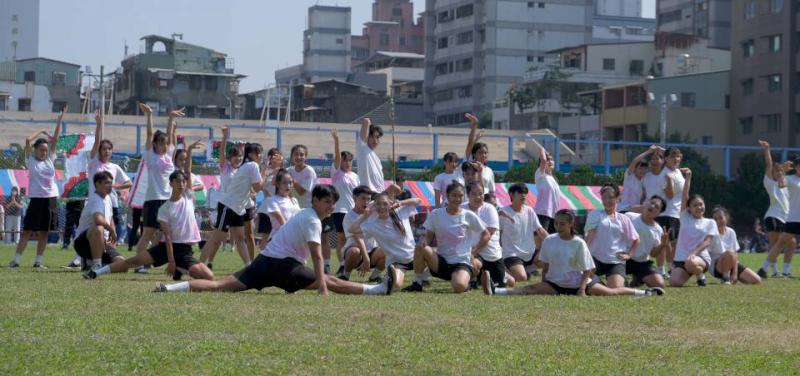 高師大69週年校慶運動會表揚優良教職員 藝產班創意啦啦隊賽奪冠