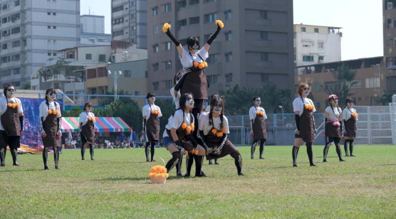 高師大69週年校慶運動會表揚優良教職員 藝產班創意啦啦隊賽奪冠