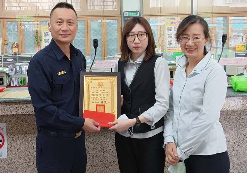 高雄大社郵局行員機警及時阻詐 大社分局長頒贈感謝狀