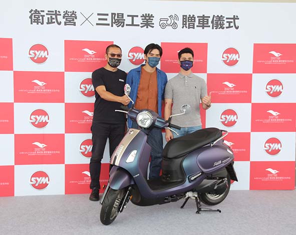 衛武營獲贈三陽工業新型智慧油電機車一輛 提供駐村藝術家周書毅代步觀察創作