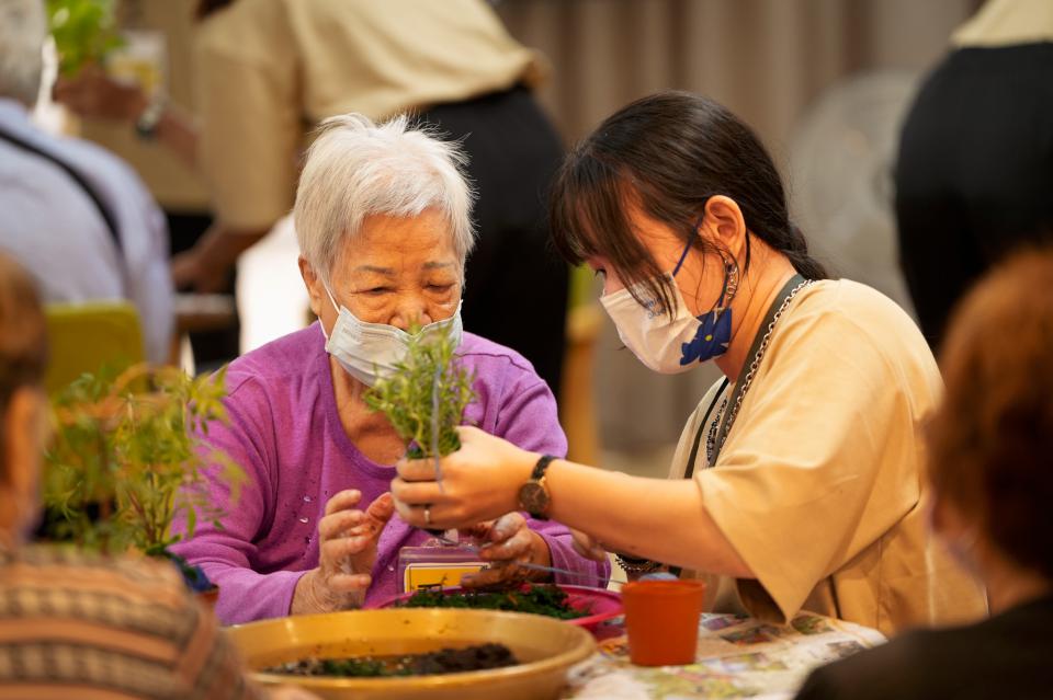 樹科大行管系16師生前進聖功醫院失智日照中心 陪伴長者體驗手作水苔球樂趣