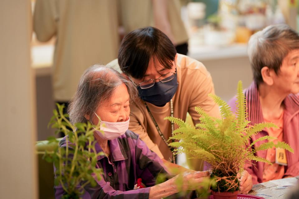 樹科大行管系16師生前進聖功醫院失智日照中心 陪伴長者體驗手作水苔球樂趣