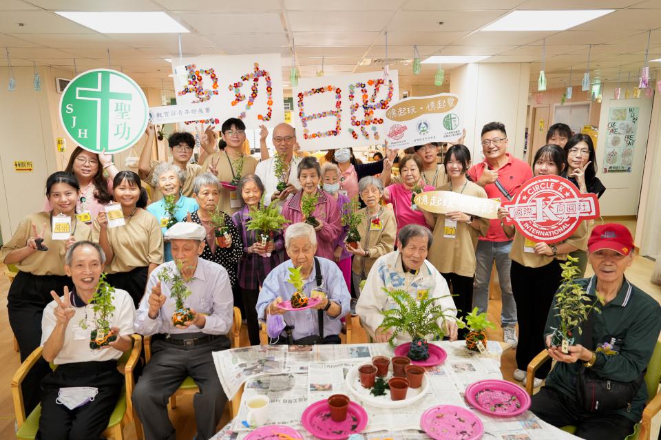 樹科大行管系16師生前進聖功醫院失智日照中心 陪伴長者體驗手作水苔球樂趣