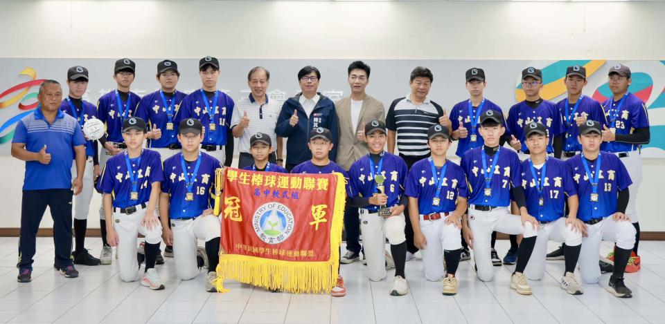 113學年度高中棒球聯賽及世界中學生運動會獲獎 陳其邁市政會議前贈金優秀選手