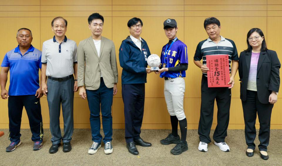 113學年度高中棒球聯賽及世界中學生運動會獲獎 陳其邁市政會議前贈金優秀選手