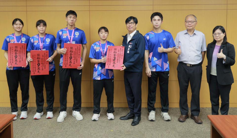 113學年度高中棒球聯賽及世界中學生運動會獲獎 陳其邁市政會議前贈金優秀選手