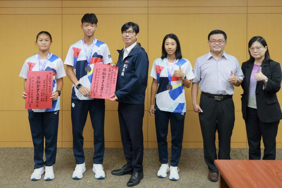 113學年度高中棒球聯賽及世界中學生運動會獲獎 陳其邁市政會議前贈金優秀選手