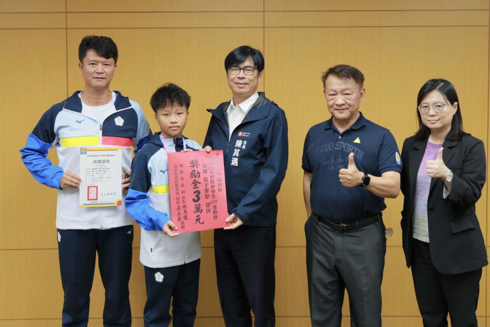 113學年度高中棒球聯賽及世界中學生運動會獲獎 陳其邁市政會議前贈金優秀選手