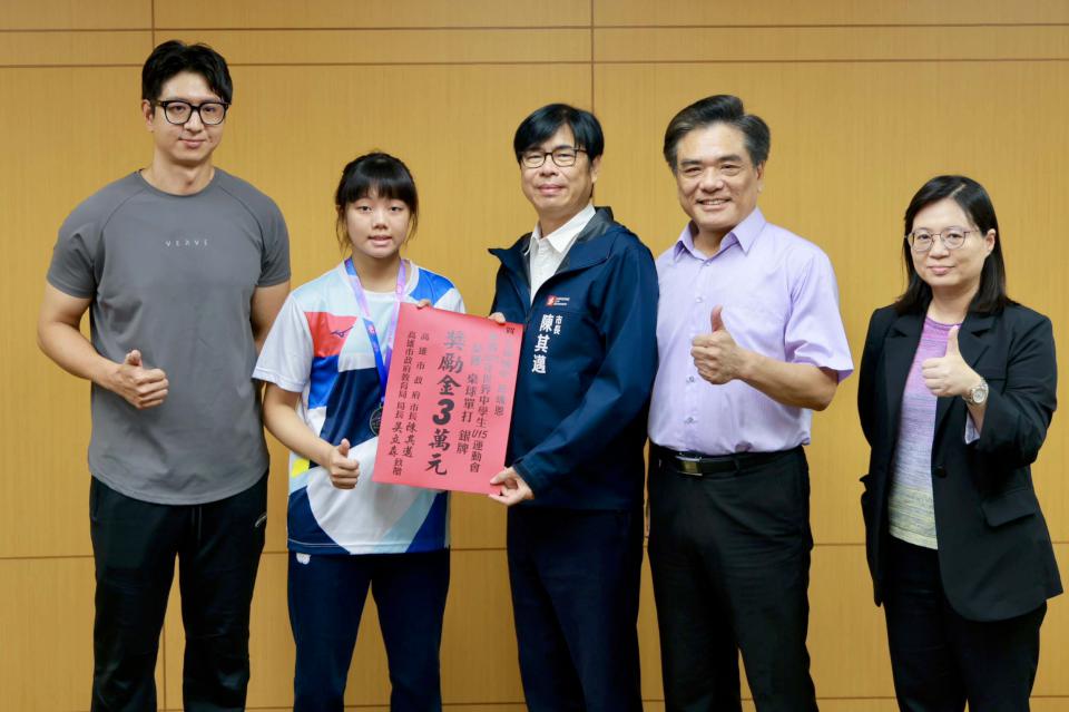 113學年度高中棒球聯賽及世界中學生運動會獲獎 陳其邁市政會議前贈金優秀選手