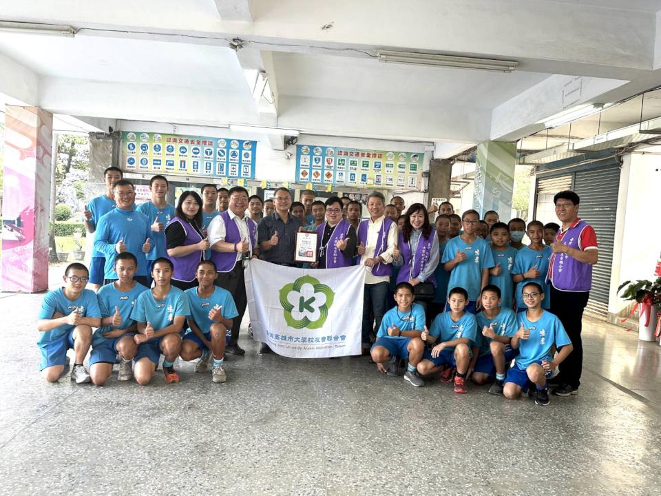 雄大會贈加菜金2萬元 鼓勵高市鳳山區忠孝國中棒球隊持續精進