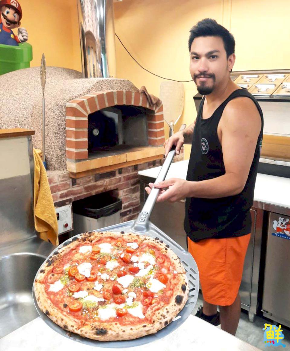 哥們～今天來片披薩吧！     Pizza Bros連義大利人都高呼È delizioso！的美味