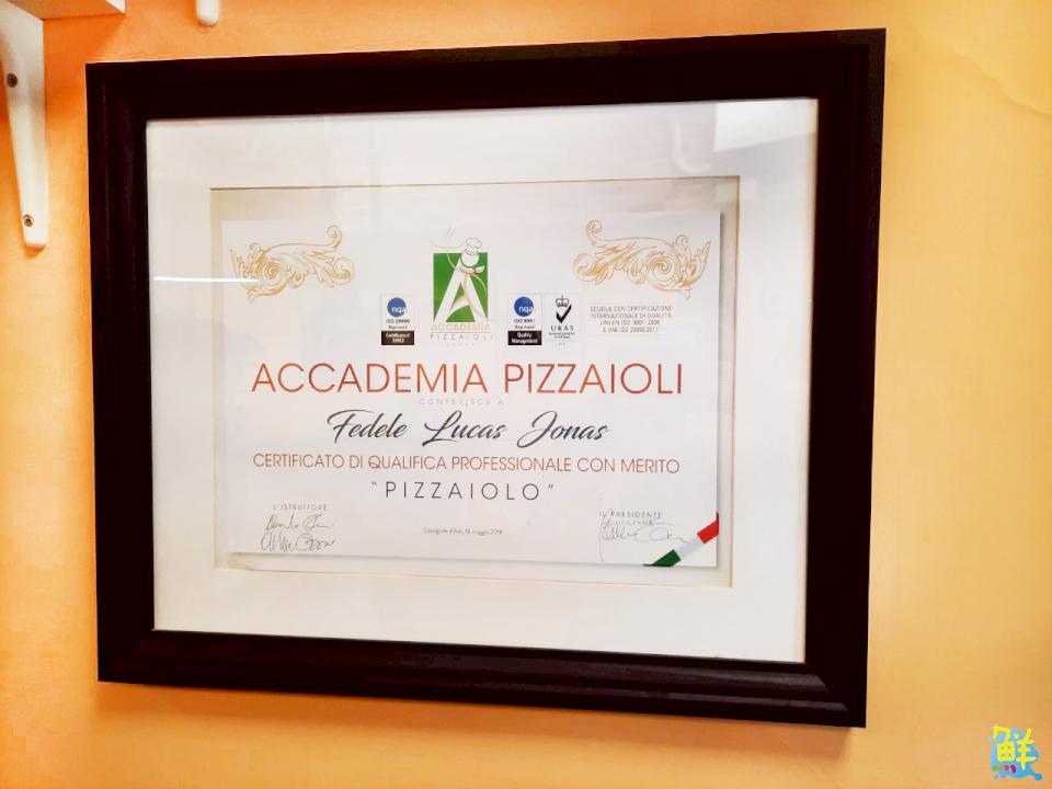 哥們～今天來片披薩吧！     Pizza Bros連義大利人都高呼È delizioso！的美味