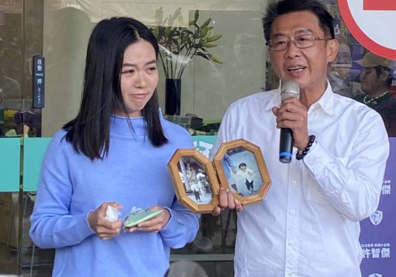 許智傑千金許馨麥克風助講拉票 網友讚貌似藝人陳庭妮跪求加社群好友