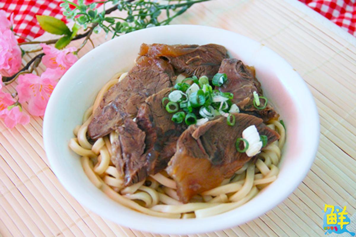 家傳戶曉經典老字號 銘邦港園牛肉麵 高雄鹽埕 上班族、學區美食 遊客指定必吃 充滿人情味的麵香 第三代店永續傳承新藍天