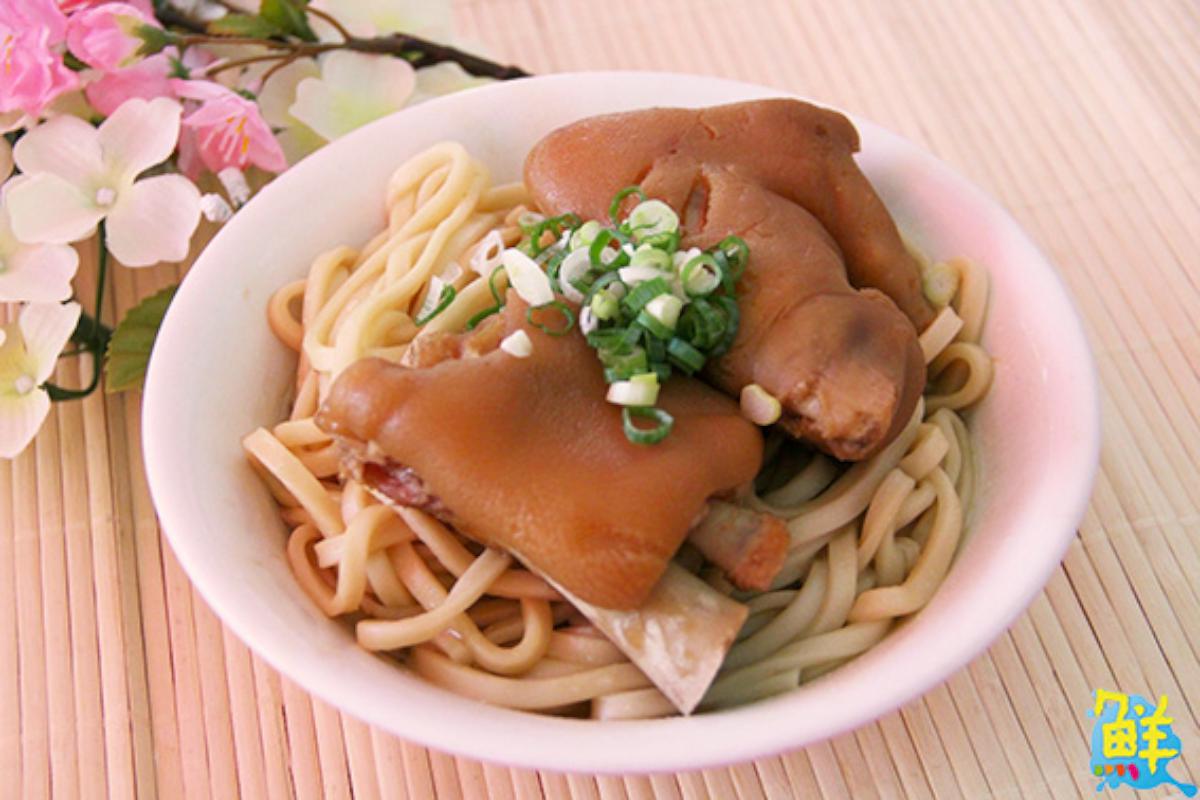 家傳戶曉經典老字號 銘邦港園牛肉麵 高雄鹽埕 上班族、學區美食 遊客指定必吃 充滿人情味的麵香 第三代店永續傳承新藍天