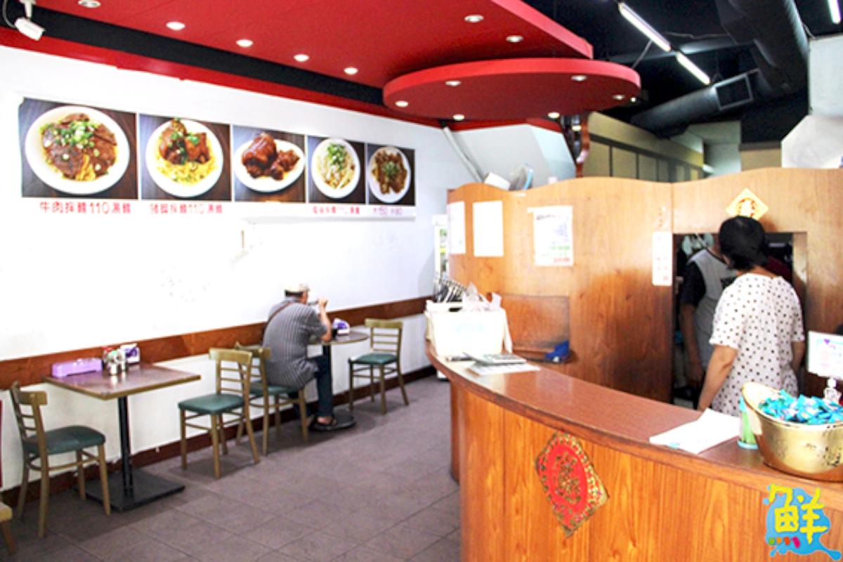 家傳戶曉經典老字號 銘邦港園牛肉麵 高雄鹽埕 上班族、學區美食 遊客指定必吃 充滿人情味的麵香 第三代店永續傳承新藍天