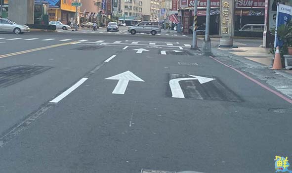 交通局多處路口劃設分流指示標線 減少機車與右轉車輛擦撞風險