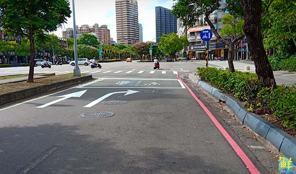交通局多處路口劃設分流指示標線 減少機車與右轉車輛擦撞風險
