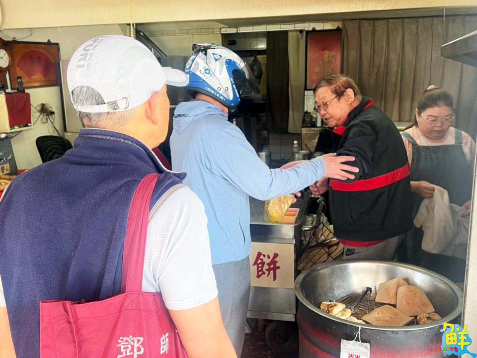 老鄉就愛這一味!老鄉碳烤燒餅 缸爐木碳烘烤 撲鼻香氣讓人欲罷不能