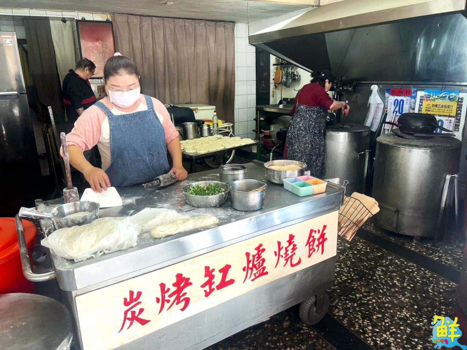 老鄉就愛這一味!老鄉碳烤燒餅 缸爐木碳烘烤 撲鼻香氣讓人欲罷不能