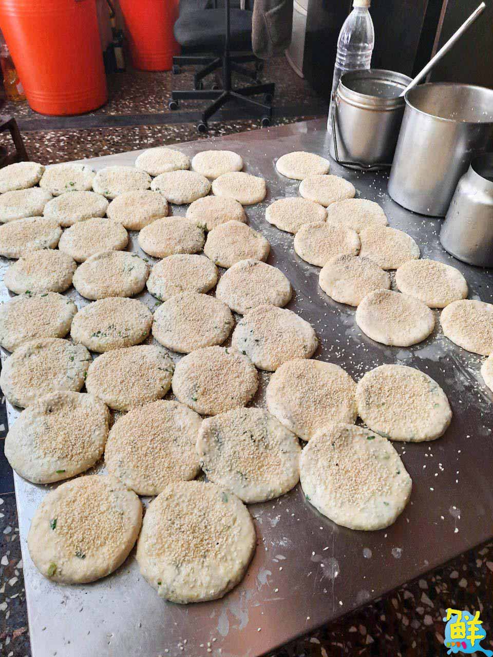 老鄉就愛這一味!老鄉碳烤燒餅 缸爐木碳烘烤 撲鼻香氣讓人欲罷不能