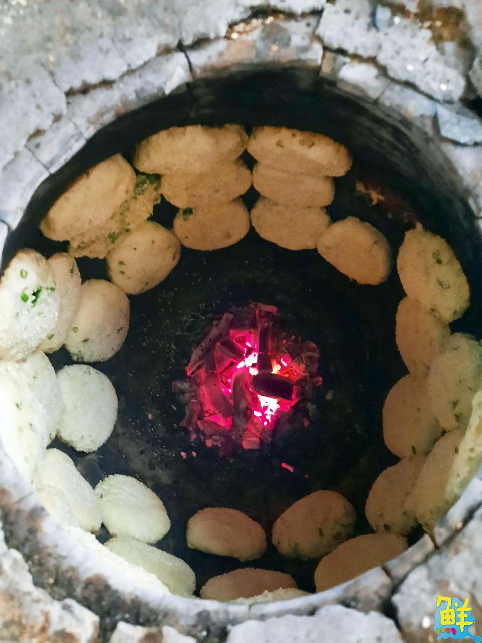 老鄉就愛這一味!老鄉碳烤燒餅 缸爐木碳烘烤 撲鼻香氣讓人欲罷不能