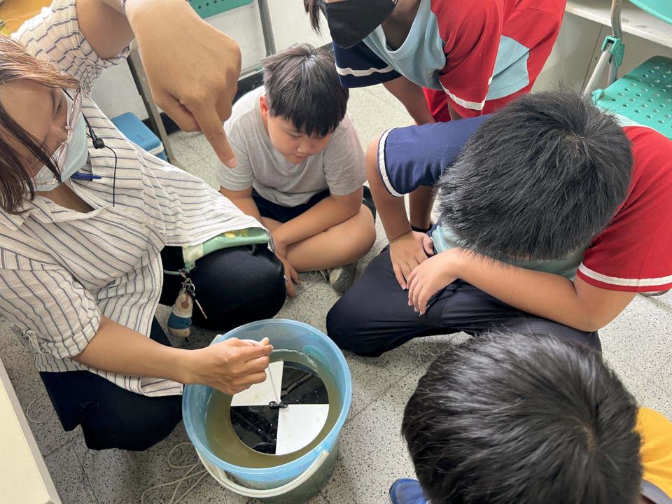 海保署雲縣口湖鄉三條崙漁港辦水質檢測體驗營 國小童下水採集樣本獲贈研習證書