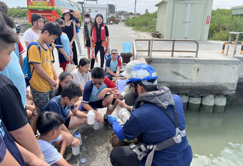 海保署雲縣口湖鄉三條崙漁港辦水質檢測體驗營 國小童下水採集樣本獲贈研習證書