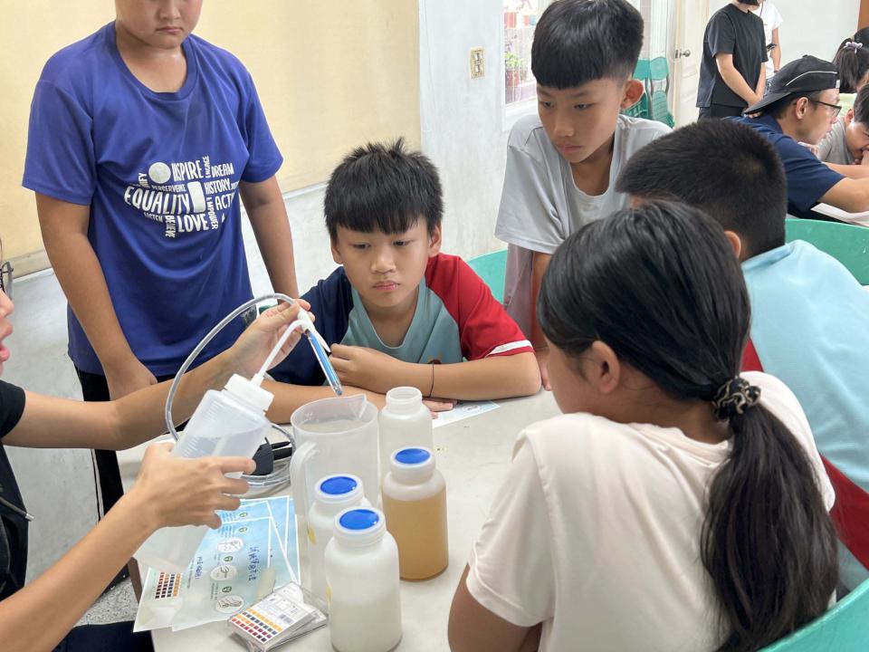 海保署雲縣口湖鄉三條崙漁港辦水質檢測體驗營 國小童下水採集樣本獲贈研習證書