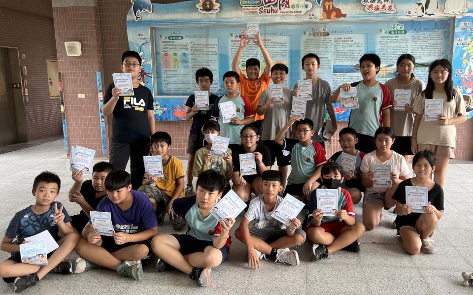海保署雲縣口湖鄉三條崙漁港辦水質檢測體驗營 國小童下水採集樣本獲贈研習證書