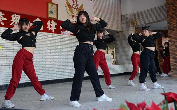 高市高英工商創校52週年 趣味競賽結合高英之星社團發表熱鬧慶祝