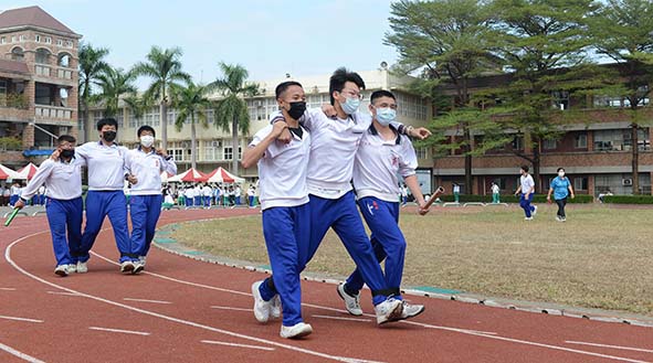 高市高英工商創校52週年 趣味競賽結合高英之星社團發表熱鬧慶祝